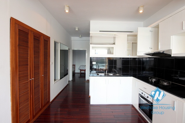 Lake view apartment available for rent in Quang An street, Tay Ho, Hanoi 